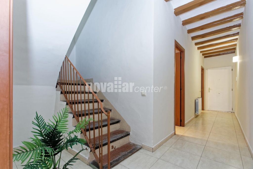 CASA ADOSADA EN PLENO CENTRO CON PATIO Y TERRAZA.