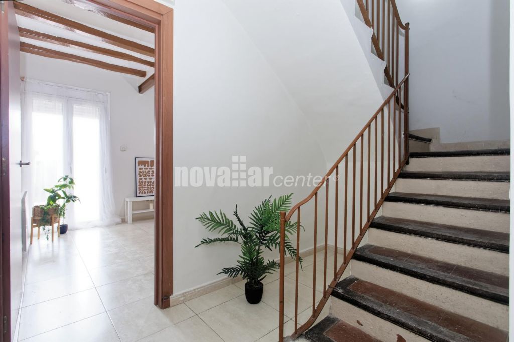 CASA ADOSADA EN PLENO CENTRO CON PATIO Y TERRAZA.