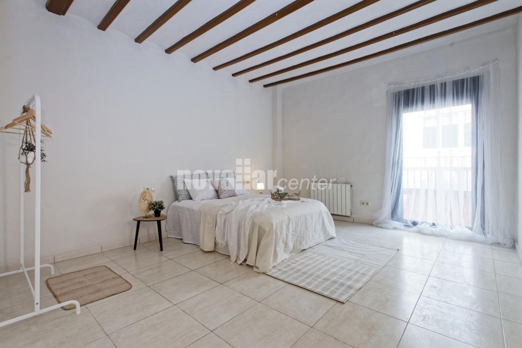 CASA ADOSADA EN PLENO CENTRO CON PATIO Y TERRAZA.