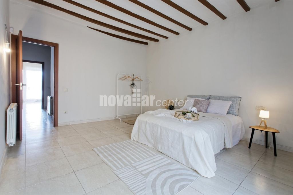 CASA ADOSADA EN PLENO CENTRO CON PATIO Y TERRAZA.