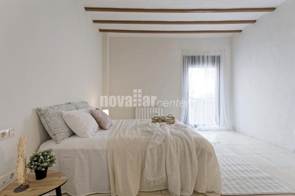 CASA ADOSADA EN PLENO CENTRO CON PATIO Y TERRAZA.