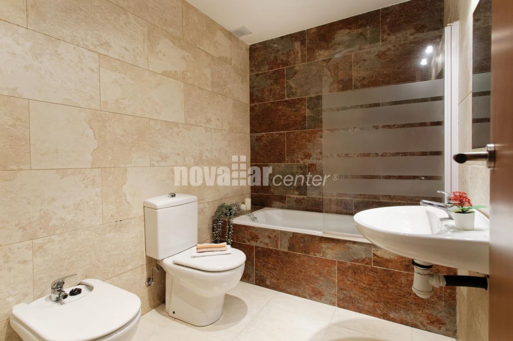 CASA ADOSADA EN PLENO CENTRO CON PATIO Y TERRAZA.