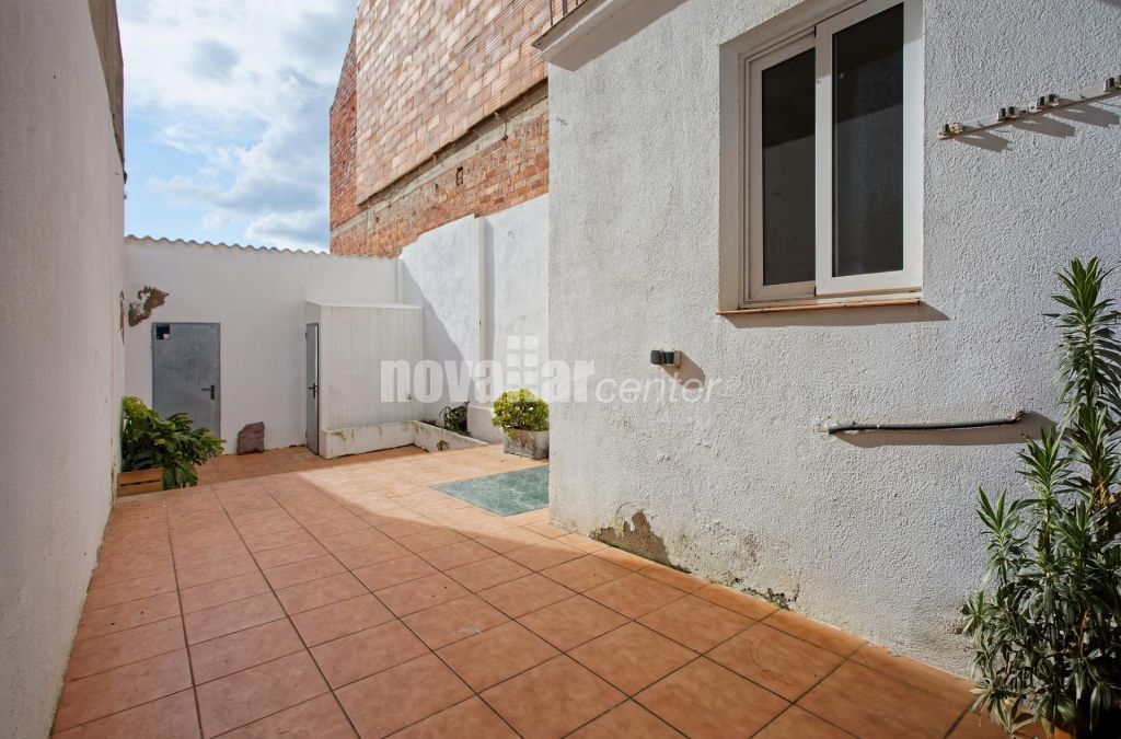 CASA ADOSADA EN PLENO CENTRO CON PATIO Y TERRAZA.