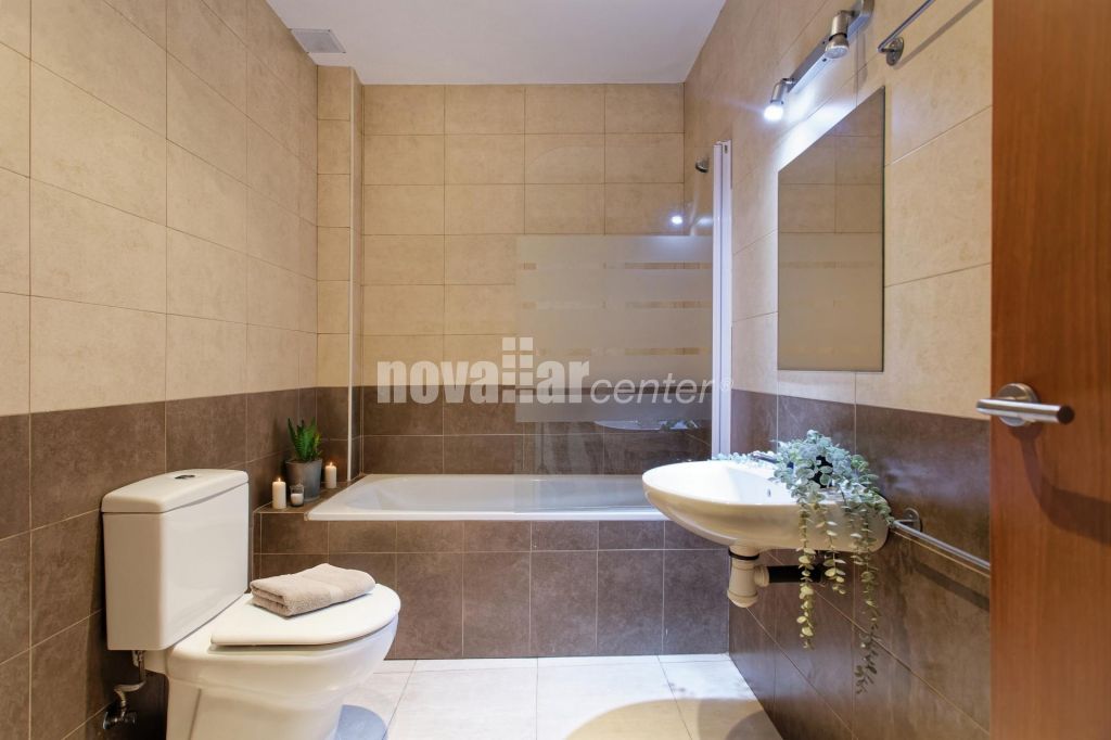 CASA ADOSADA EN PLENO CENTRO CON PATIO Y TERRAZA.