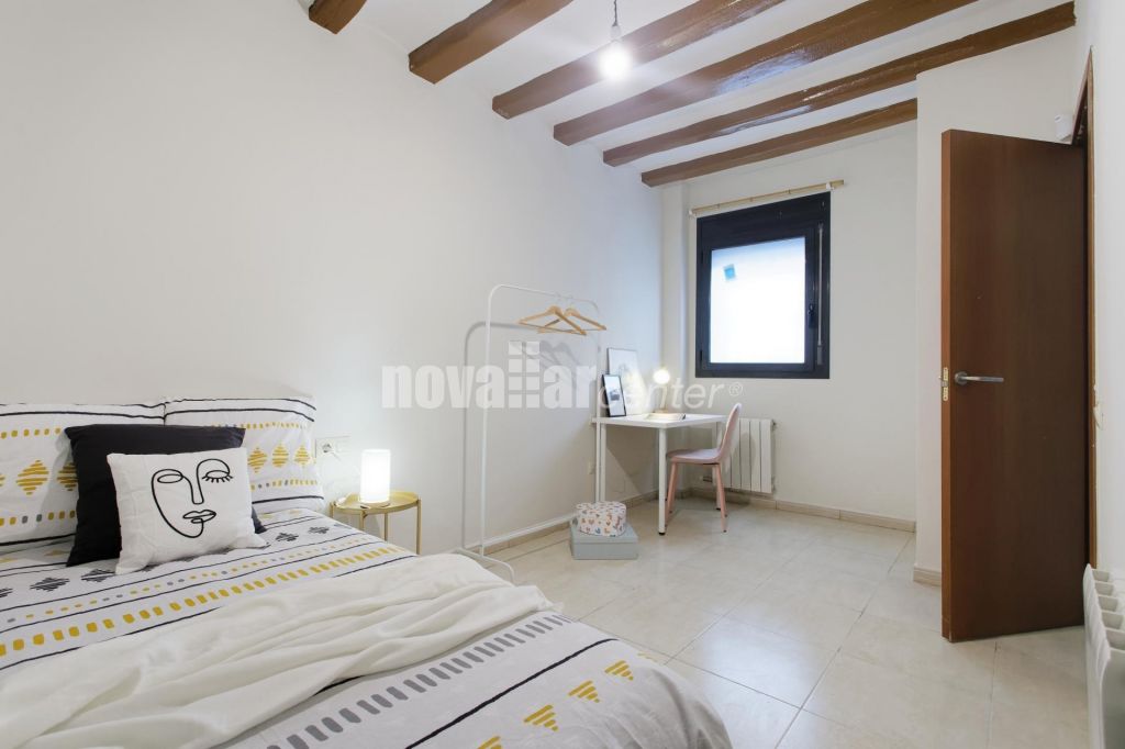 CASA ADOSADA EN PLENO CENTRO CON PATIO Y TERRAZA.