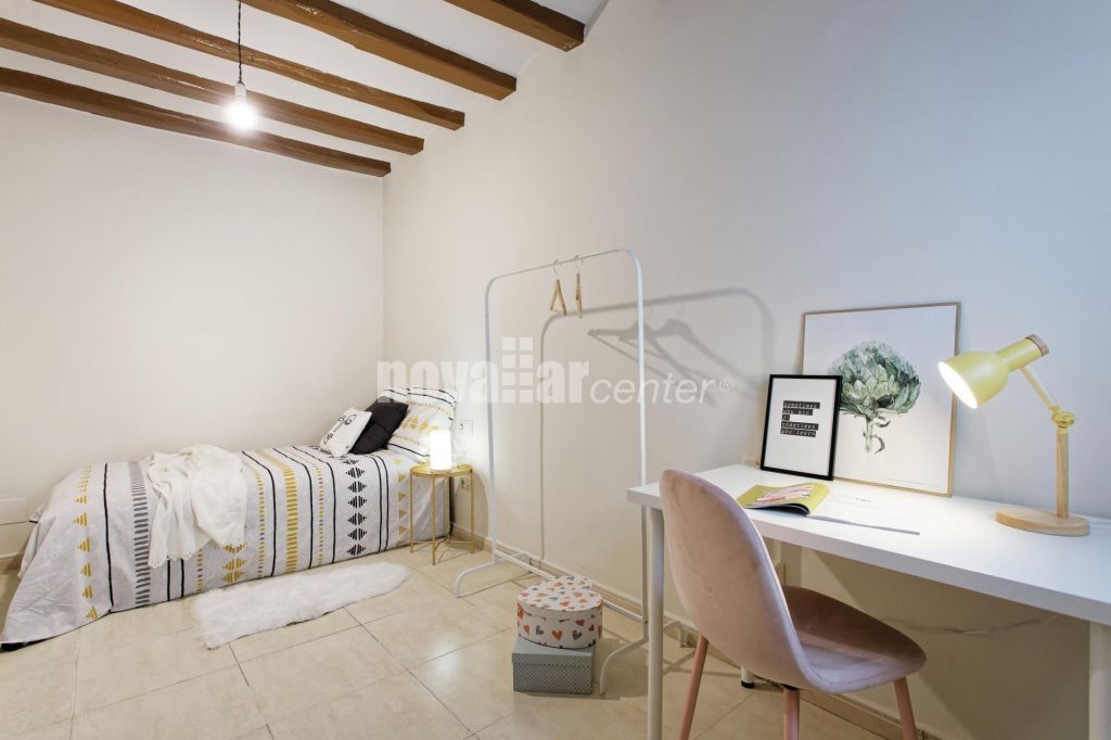 CASA ADOSADA EN PLENO CENTRO CON PATIO Y TERRAZA.