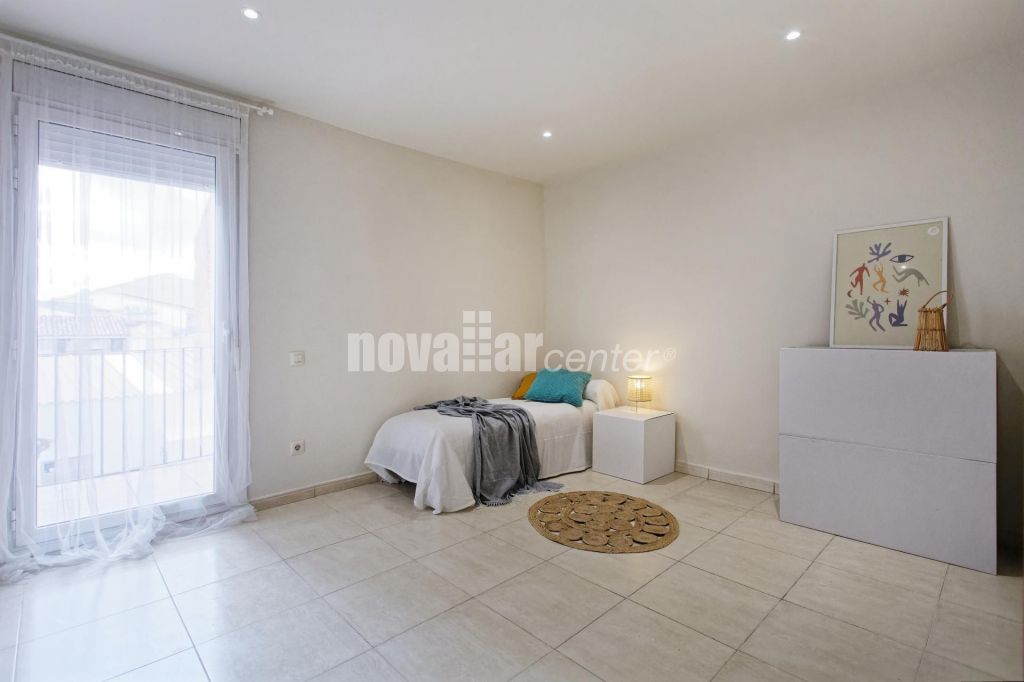 CASA ADOSADA EN PLENO CENTRO CON PATIO Y TERRAZA.