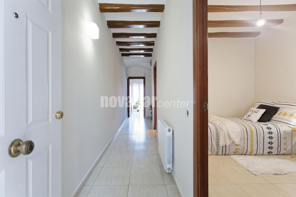 CASA ADOSADA EN PLENO CENTRO CON PATIO Y TERRAZA.