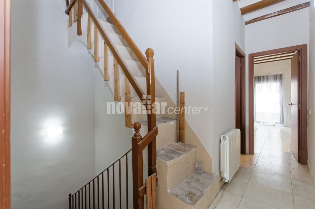 CASA ADOSADA EN PLENO CENTRO CON PATIO Y TERRAZA.