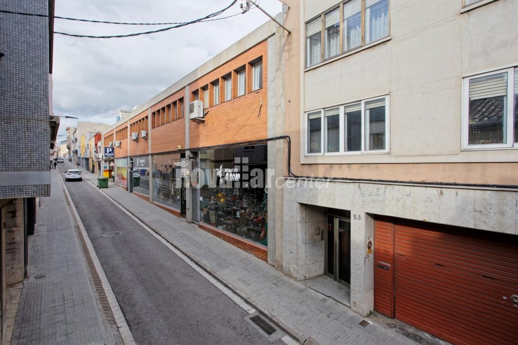 CASA ADOSADA EN PLENO CENTRO CON PATIO Y TERRAZA.