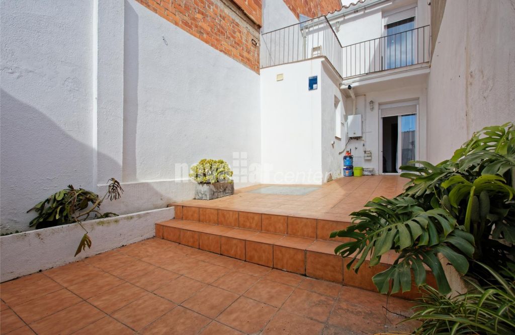 CASA ADOSADA EN PLENO CENTRO CON PATIO Y TERRAZA.