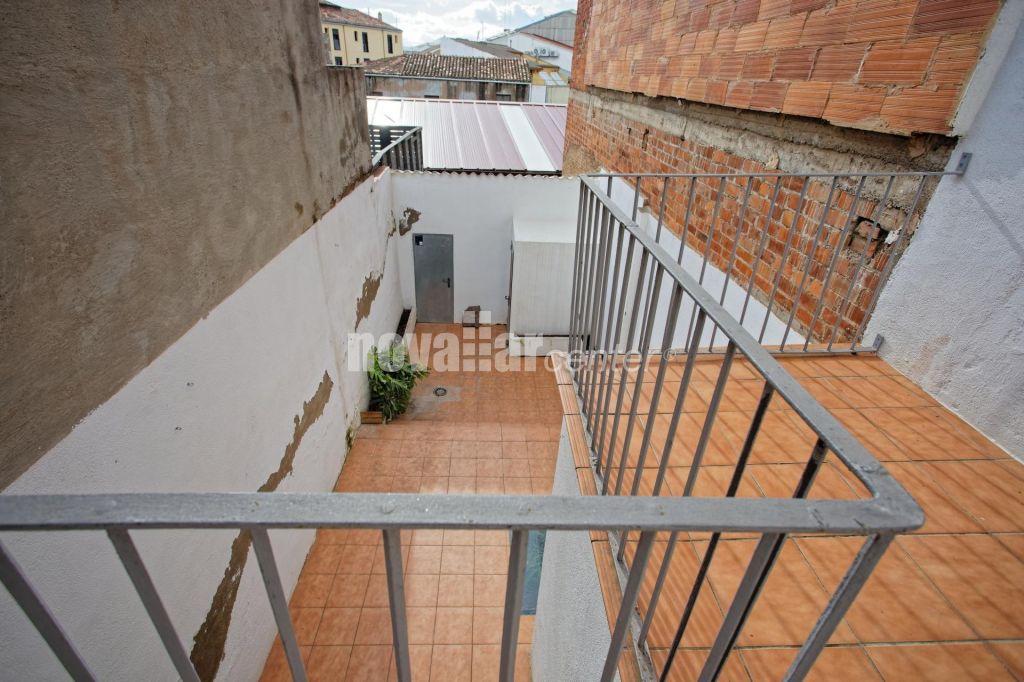 CASA ADOSADA EN PLENO CENTRO CON PATIO Y TERRAZA.