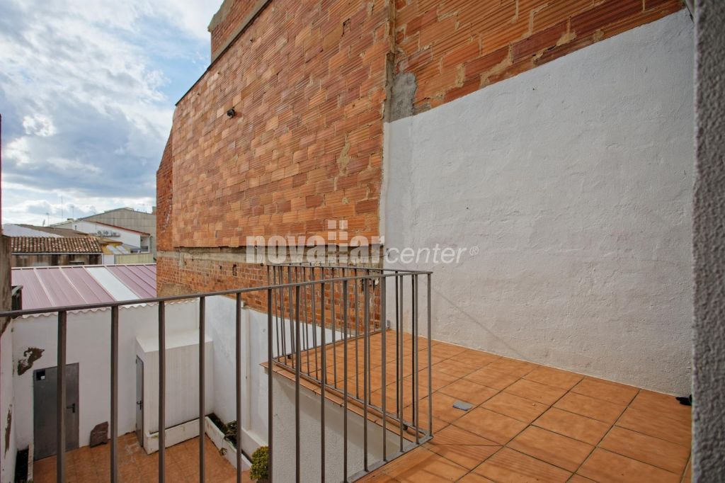 CASA ADOSADA EN PLENO CENTRO CON PATIO Y TERRAZA.