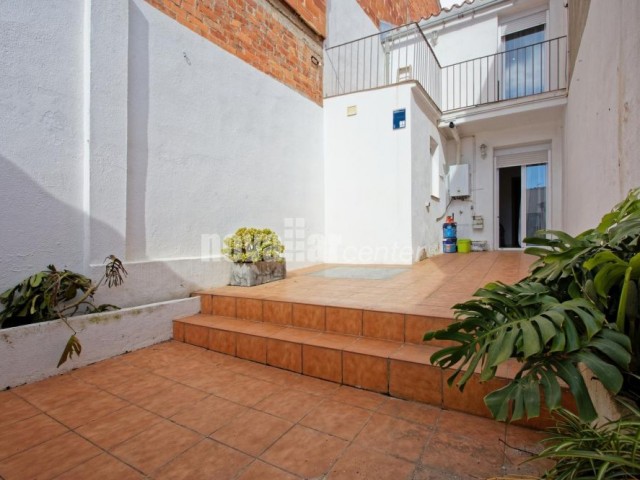 CASA ADOSADA EN PLENO CENTRO CON PATIO Y TERRAZA.