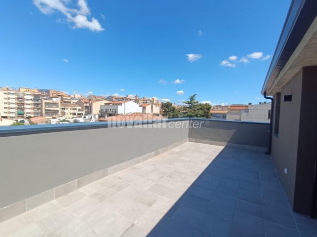 DÚPLEX DE 3 HABITACIONS AMB TERRASSA DE 23M A L