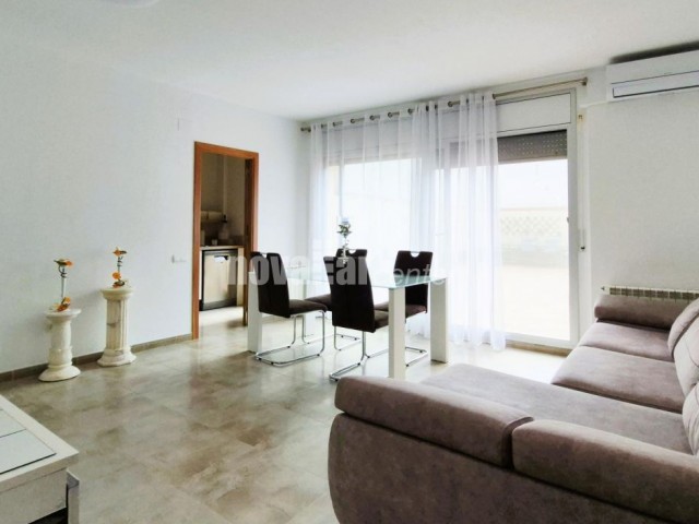 FANTASTICA PLANTA BAIXA DE 3 HABITACIONS (2 DOBLES), AMB GRAN PATI. PARQUING OPCIONAL.