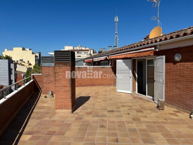 FANTASTIC ATIC DUPLEX, AMB ESTUDI I TERRASSA A PLE CENTR DE TERRASSA.
