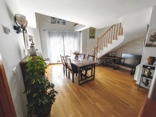 ENCANTADOR DÚPLEX DE 3 HAB. DOBLES Y ESTUDIO. PARQUING TIPO BOX INCLUIDO