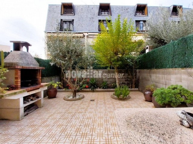 CASA ADOSADA AMB PATI DE 34M² A LA GRIPIA, 3 HAB. DOBLES + ESTUDI DE 55M² AMB LLAR DE FOC. AMPLI GARATGE