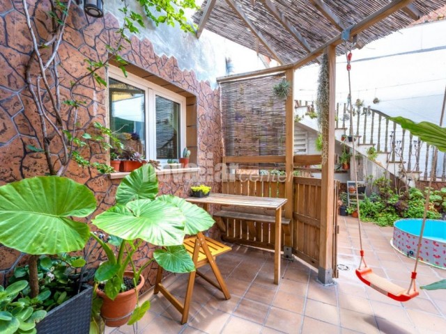 CASA PARA ENTRAR A VIVIR, CON PATIO Y TERRAZA. A 10min. ESTACIÓN RENFE ESTE.