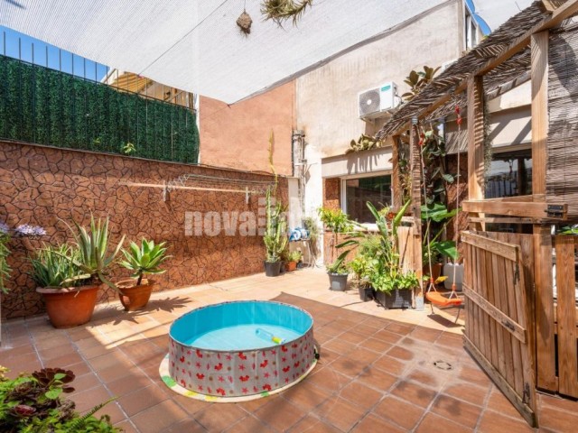 CASA PER ENTRAR A VIURE, AMB PATI I TERRASSA. A 10min. ESTACIÓ RENFE EST.