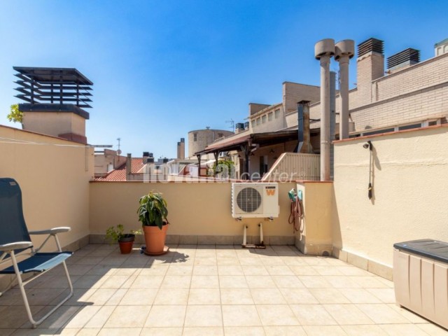 ÀTIC/DÚPLEX EN EL CENTRE, A TOCAR PARC VALLPARADIS. 3 HABITACIONS I ESTUDI. AMPLIA TERRASSA.