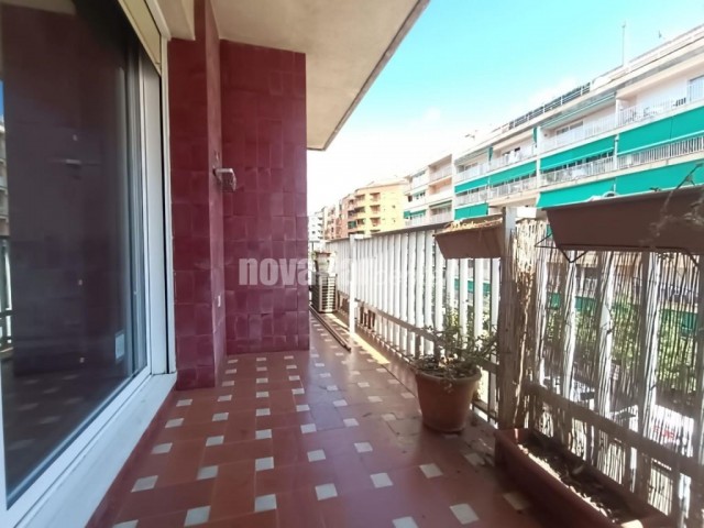 AMPLI PIS DE 4 HABITACIONS, JUNT A PLAÇA LLUIS COMPANYS.