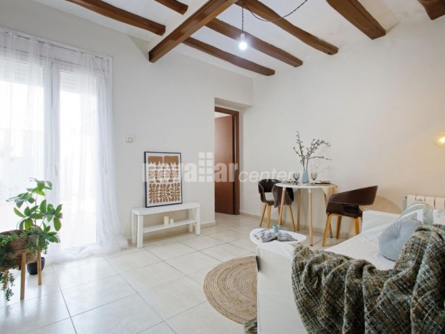 CASA ADOSADA A PLE CENTRE AMB PATI I  TERRASSA.