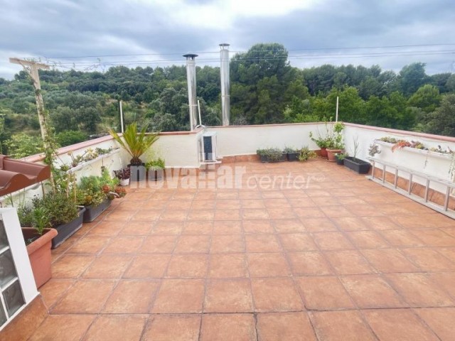 AMPLIA CASA CON GARAJE. 2 TERRAZAS. ESTUDIO CON FUEGO A TIERRA.