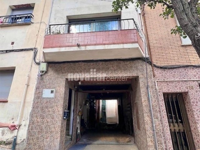 CASA CON GARAJE, 4 HABITACIONES Y TERRAZAS. CERCA DEL CENTRO Y SALIDA AUTOPISTA.