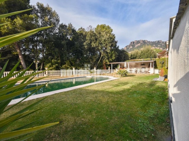 EXCLUSIVA CASA UNIFAMILIAR REFORMADA CON PARCELA PLANA, JARDÍN Y PISCINA EN CAVALL BERNAT