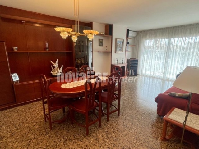 CÈNTRIC, AMPLI PIS DE 4 HAB. EN PERFECTE ESTAT. ASCENSOR. LLUMINÓS.