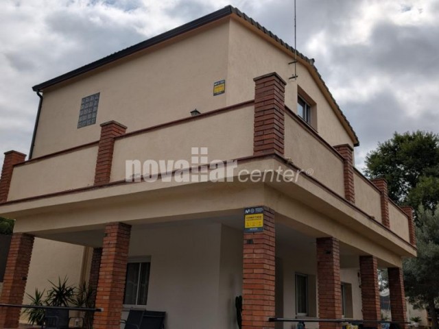 CASA REFORMADA EL 2023 CON 4 HABITACIONES, 2 BAÑOS Y JARDÍN!