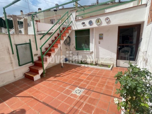 CASA EN PLANTA BAJA CON GARAJE, PATIO, TERRAZA Y SOLARIUM.