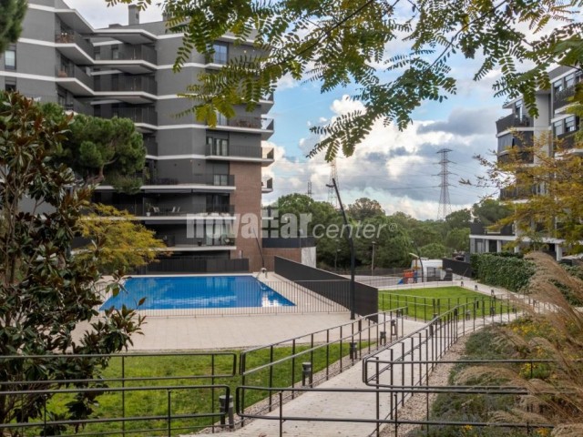 MAGNIFICO PISO CON PISCINA COMUNITARIA, SITUADO EN ZONA VERDA, PARQUING INCLUIDO.
