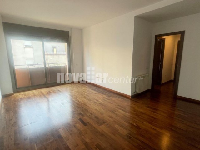 EXCELENTE PISO CON PARQUING INCLUIDO. CANTONERO, LUMINOSO. ORIENTADO A SUR.