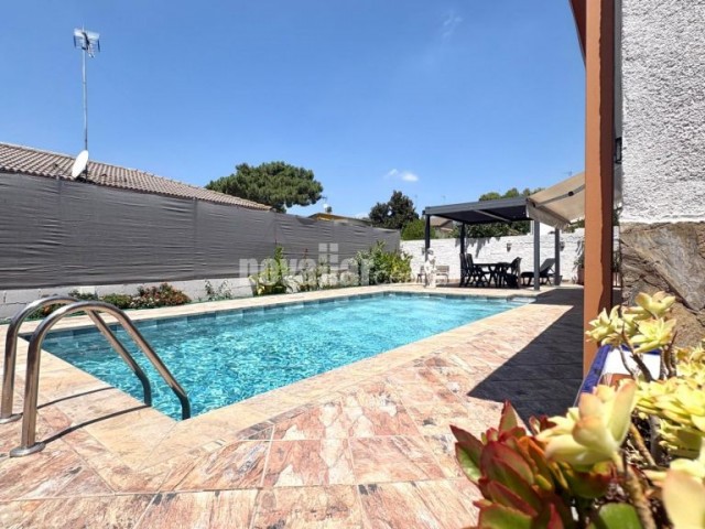 TORRE CON PISCINA EN PARCELA LLANA DE 845M²