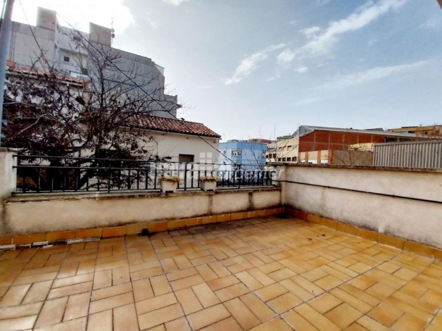 CASA CERCA DEL PARC DE SANT JORDI CON ÁMPLIA TERRAZA