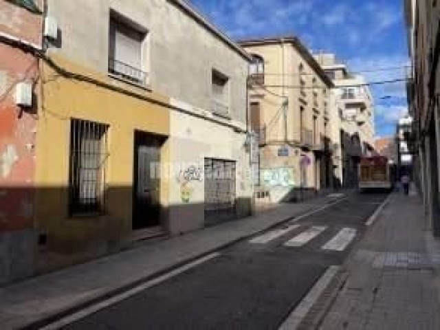 CASA DE DOBLE CASAL EN EL CENTRO DE TERRASSA PARA DERROCAR