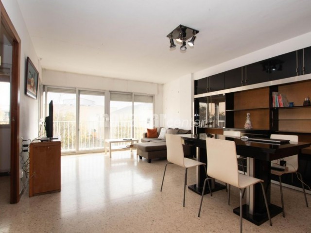 CÓMODO PISO DE 4 HABITACIONES Y BALCÓN EN LA AVENIDA BARCELONA