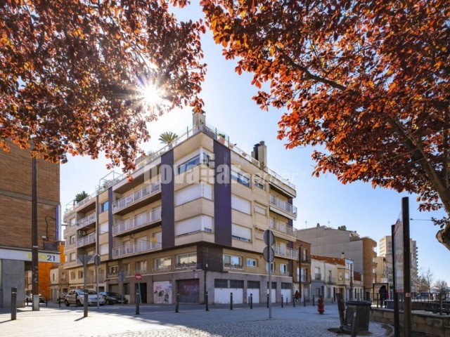 GRAN PIS AMB TERRASSA ACABAT DE REFORMAR DEVANT DEL PARC DE VALLPARADIS